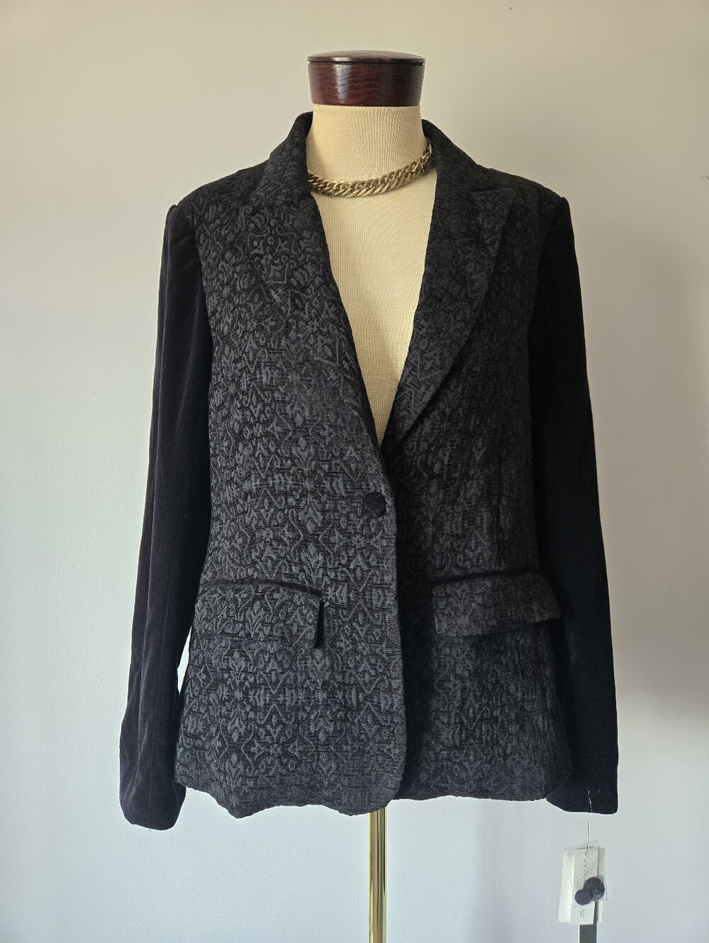 Amanda + Chelsea NWT Black Damask Jacquard Blazer Jacket With Velvet Sleeves.